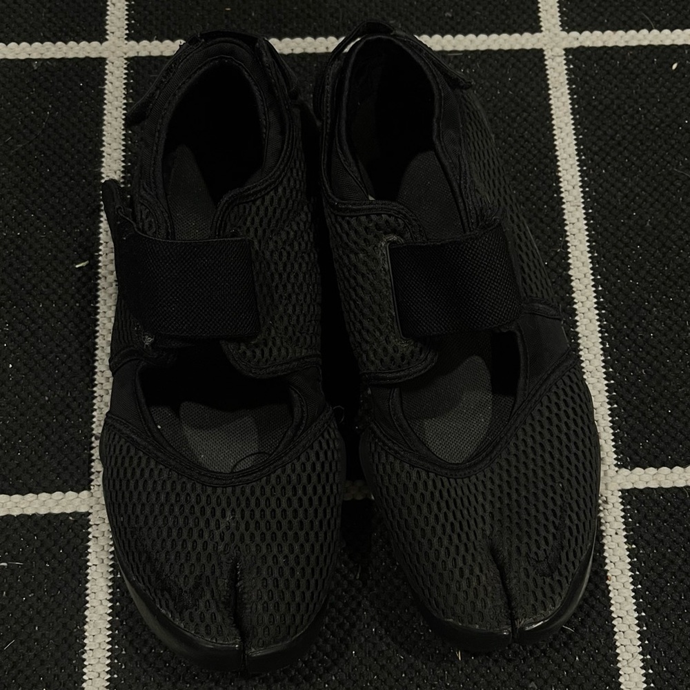 Nike Men’s Split Toe Tabi Air Rift SZ 10/43 
Black on black GOOD USED CONDITION
